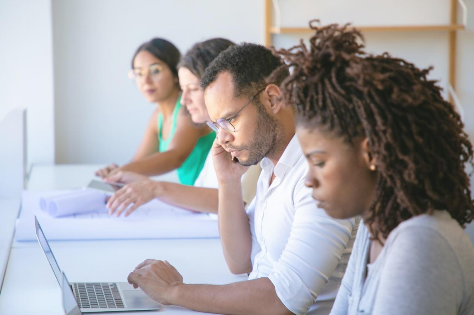 Environnement de formation moderne avec supports pédagogiques et outils d'analyse financière